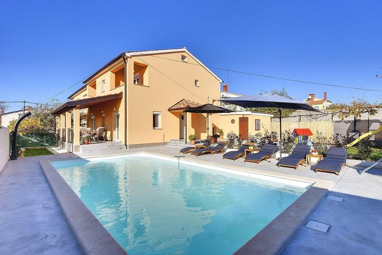 Villa Mit Privatem Pool, Spielplatz, Wlan, Klima, Bbq Pula
